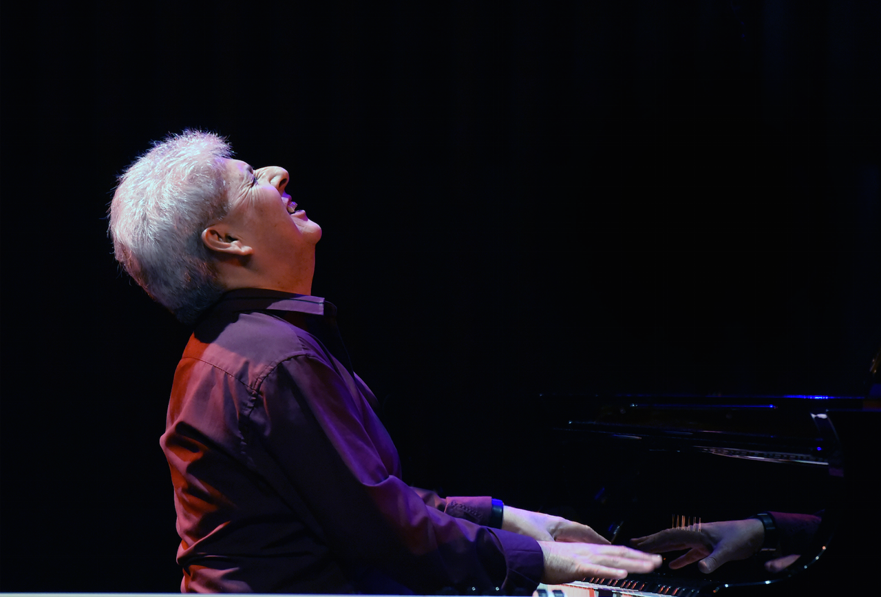 Mario Parmisano junto a un piano de cola